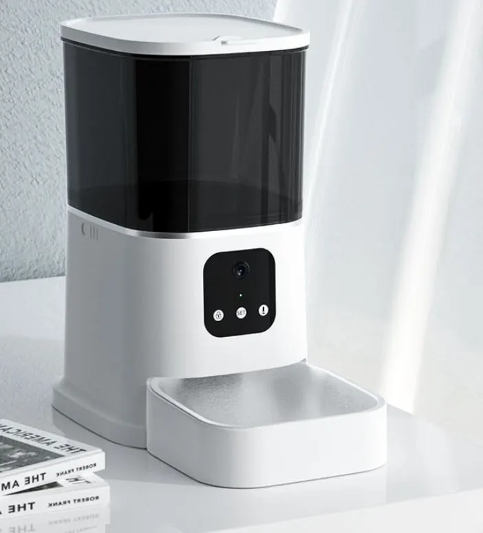 automatic feeder with a cat